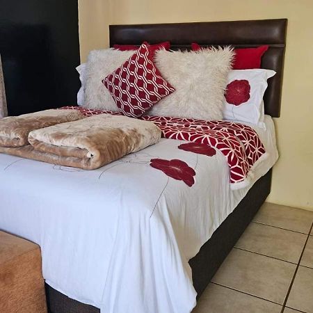 Goodlife Guest House In Mafikeng Exterior foto
